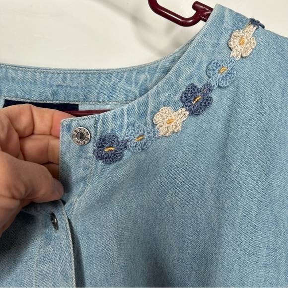 New Denim & Co Women’s Denim Button Front Blouse 1X Blue Embroidered Floral - Picture 3 of 4